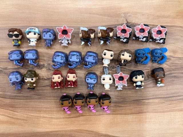 Фигурки Киндер Джой и Очень странные дела