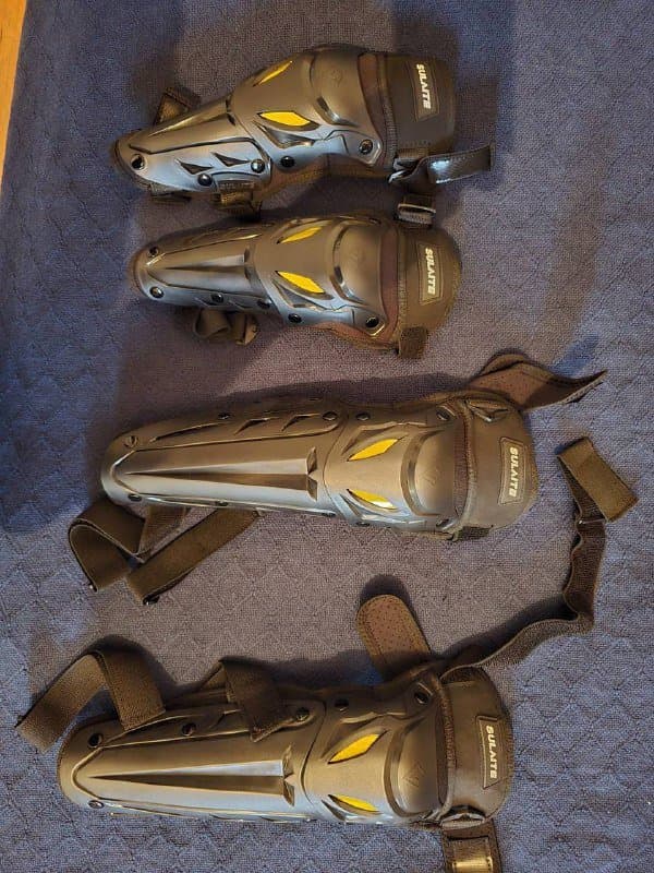 Защита для рук с железной вставкой черного цвета