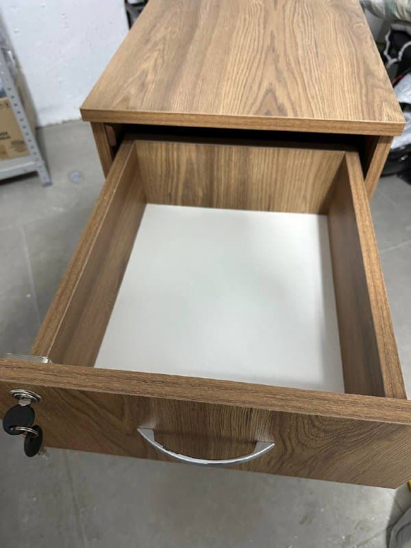 Тумбочка на колесах с замком, идеальное состояние 3