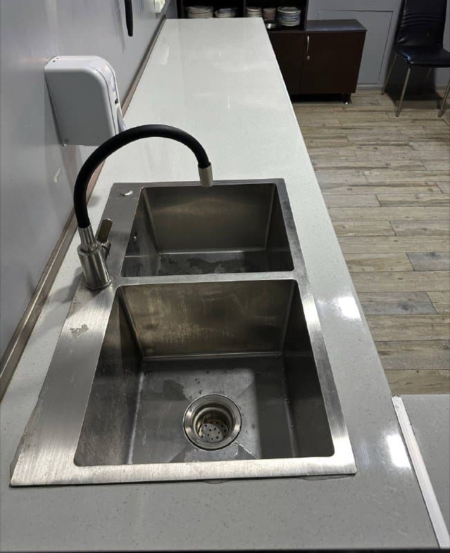 Кухня с двойной раковиной, техника, посуда 5