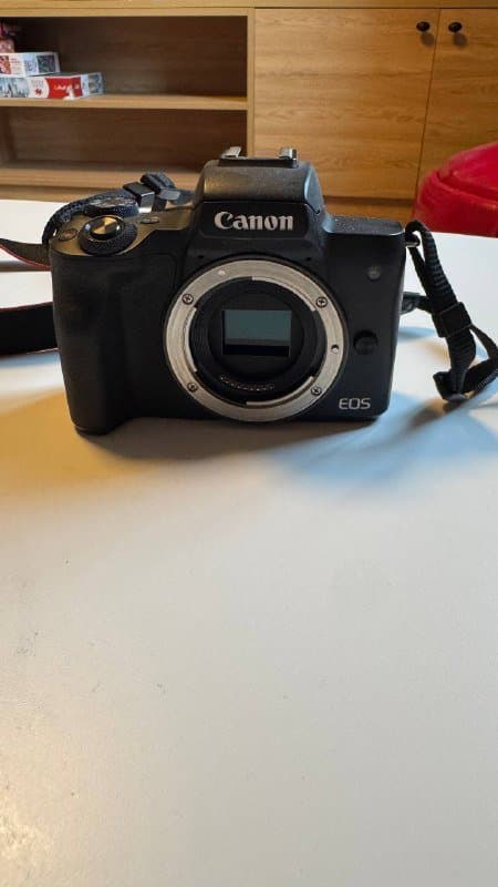 Canon EOS M50, 4 объектива, вспышка, карты, 2 батареи