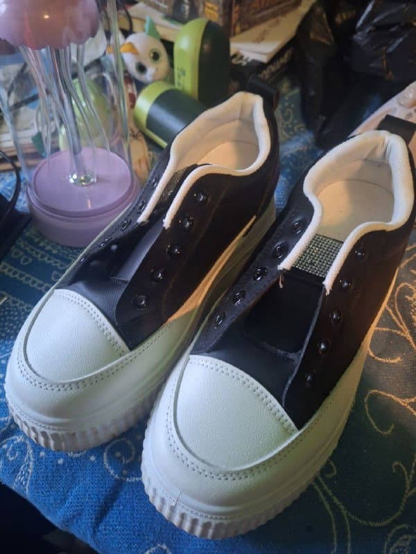 Черно-белые женские кроссовки 39 размера