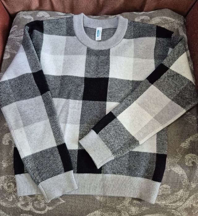 Вязаный джемпер в клетку для девочки, размер 128 и 134