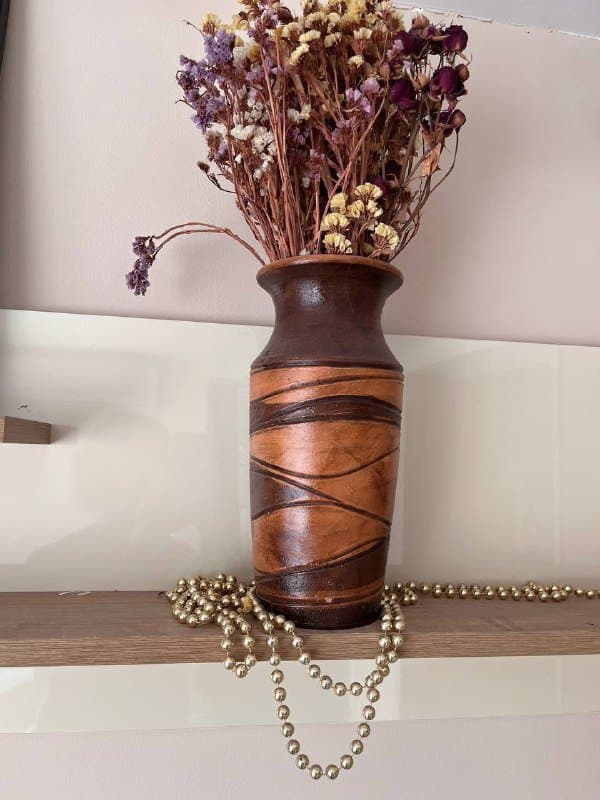 Ваза глиняная, искусственный цветок, женские перчатки, ножнички для животных, детские книги