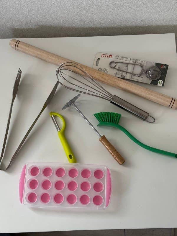 Щипцы, скалка, щетка, заварник, картофелемялка, венчик, овощечистка, форма для льда