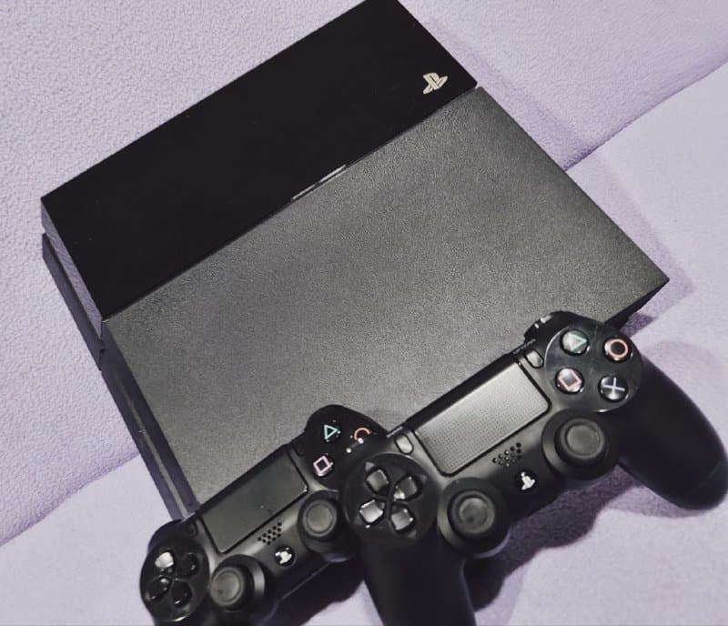 PlayStation 4 с двумя джойстиками и играми 1