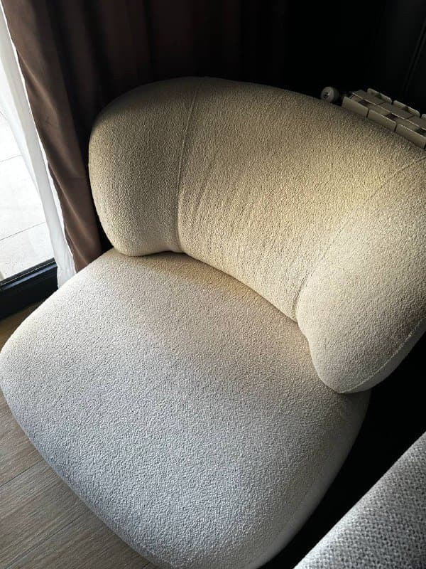 кресло бело-бежевого цвета