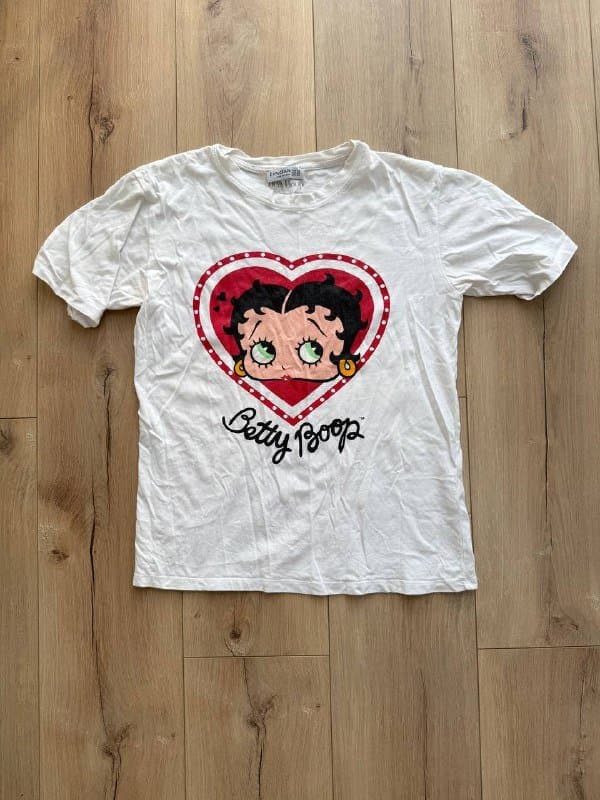 Футболка Stradivarius, шорты Pink, джинсы Zara, топ Oysho, ночнушка, костюмы, Lacoste кеды