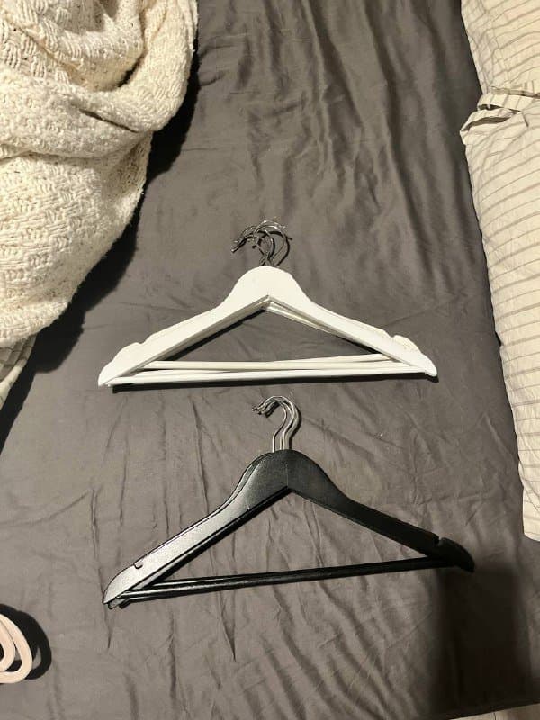 Вешалки Jysk деревянные черные и белые, вешалки Miniso 1