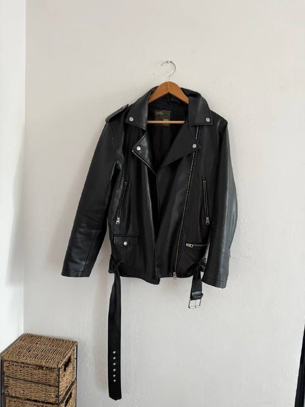 Джинсовка, черная куртка, плащ