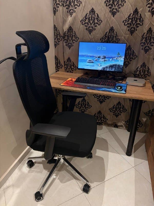 Стол, офисный стул, монитор, мышь, клавиатура, Mac mini M1, коврик 2