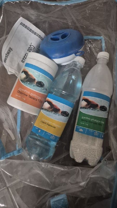 Бассейн с оборудованием и средствами для чистки 5