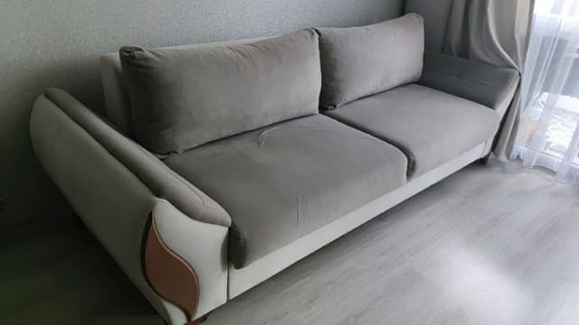 Два дивана, уличные стулья