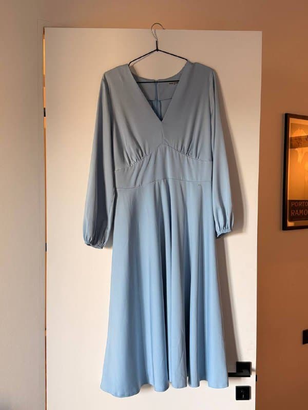 голубое платье, бежевое платье в цветочек, черное платье, голубая рубашка Pierre Cardin, голубая рубашка Uniqlo 1