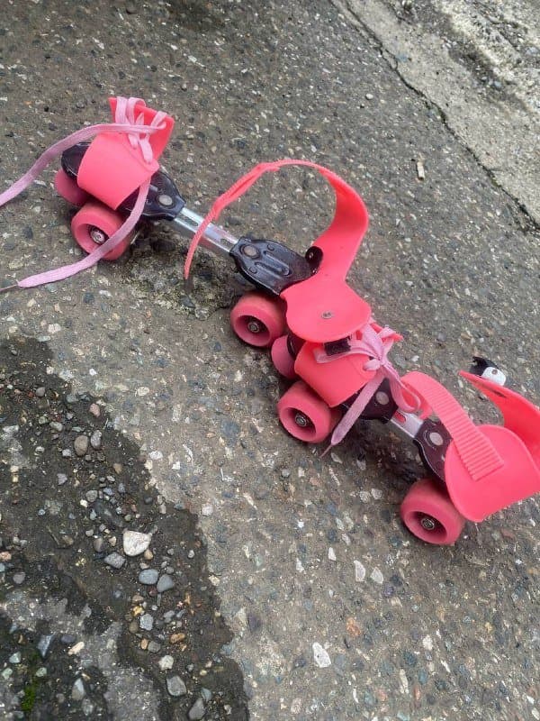 Роликовые коньки розовые с наколенниками