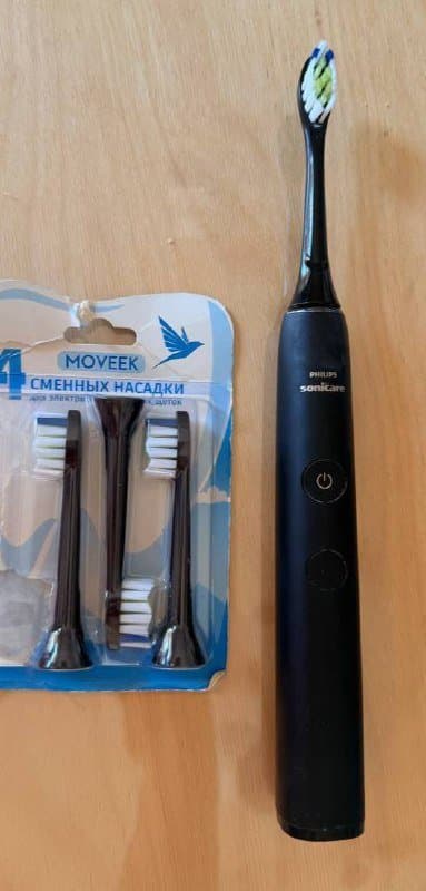 Электрическая зубная щетка Philips с насадками