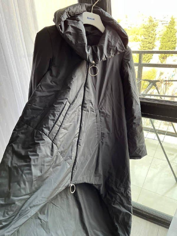 Женское черное пальто с молнией