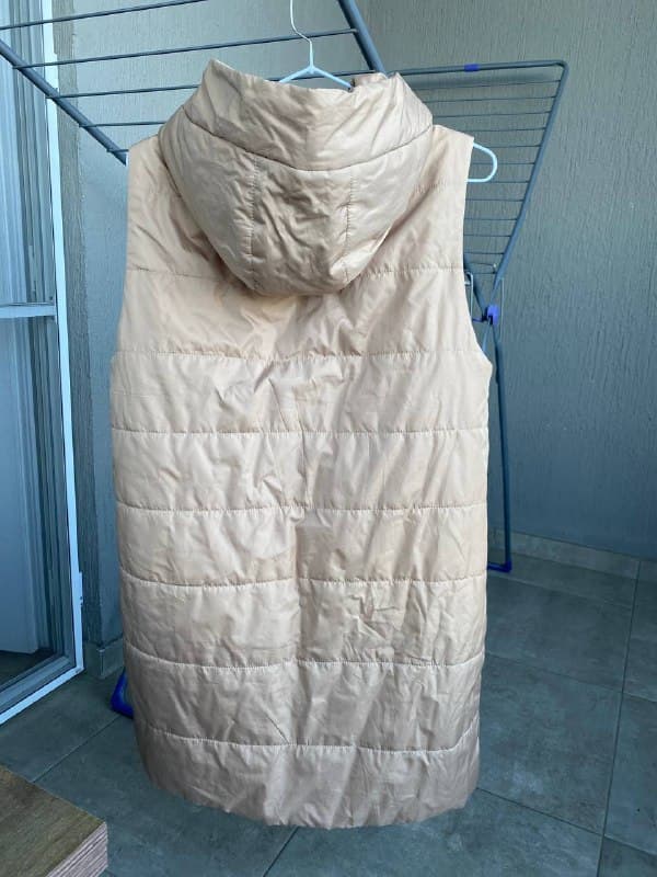 Жилетка женская бежевая с капюшоном