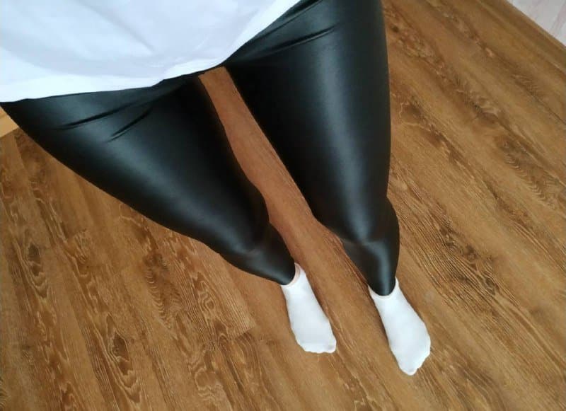 Легинсы черные из экокожи, синие джинсы-скини, белые штаны из экокожи 3