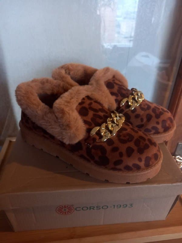 Угги, фигурные коньки, платье, ботинки зимние, зимний комбинезон женский