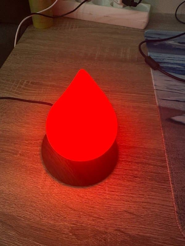 LED-светильник в форме капли на деревянной подставке