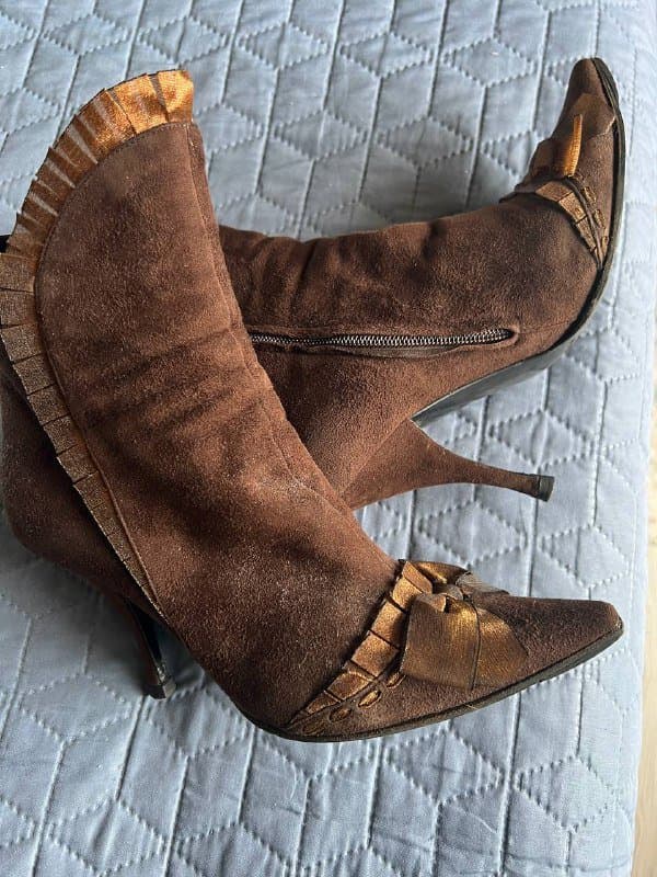 Замшевые сапожки на каблуке 10 см