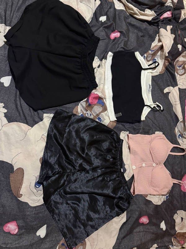 Бежевая пижама, велосипедки, белый топ, белая кофта, розовый топ, черно-белый топ, шорты, кошелек 1