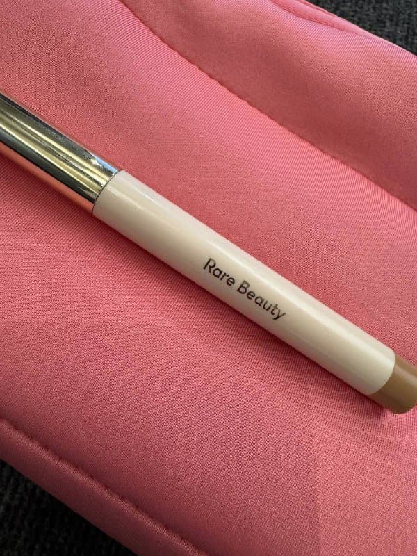 карандаш для глаз Rare Beauty, сыворотка The Ordinary, мини румяна By Mario, мини помада бальзам YSL, тональный крем Catrice, мицеллярная вода