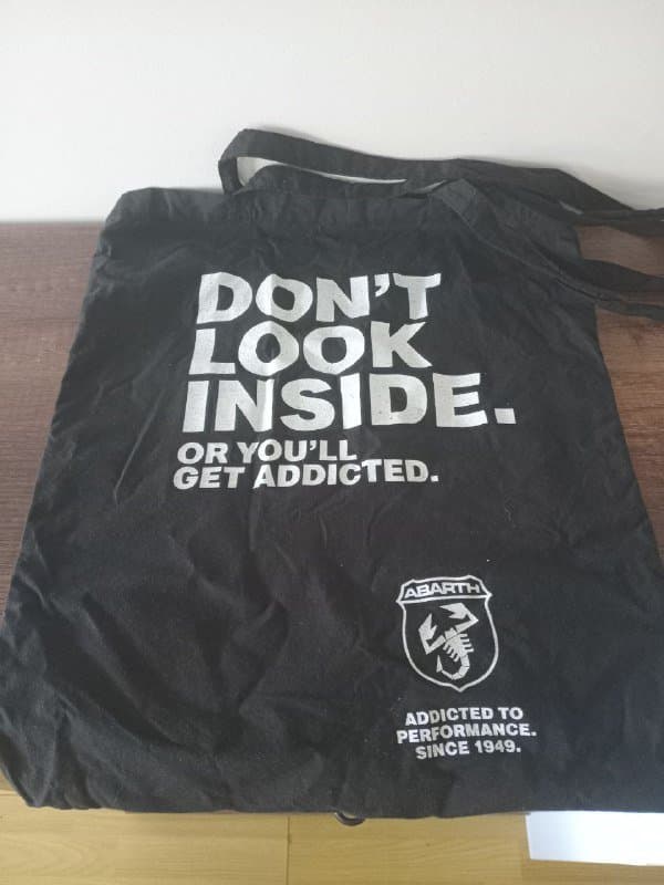 Футболка, кепка, сумка, шнурок, эмблемы, шариковая ручка 5