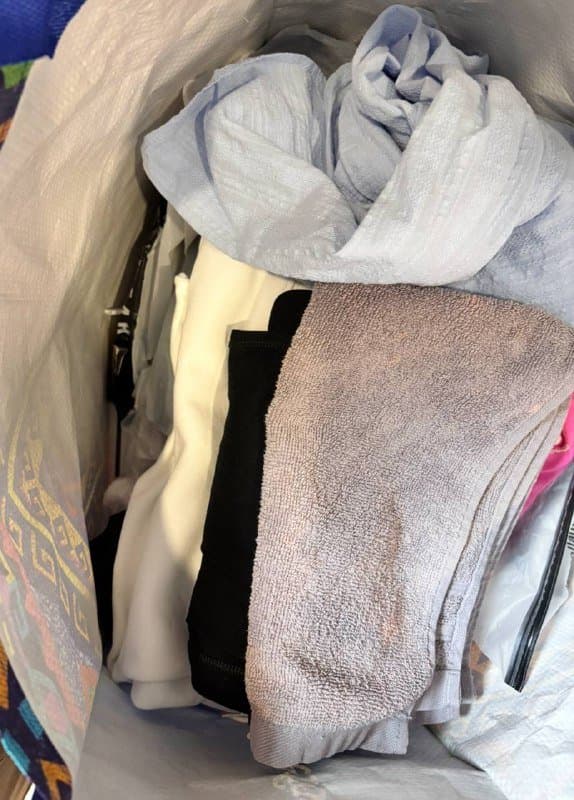 Пакеты с женской одеждой, машинка от катышков, гель умывашка