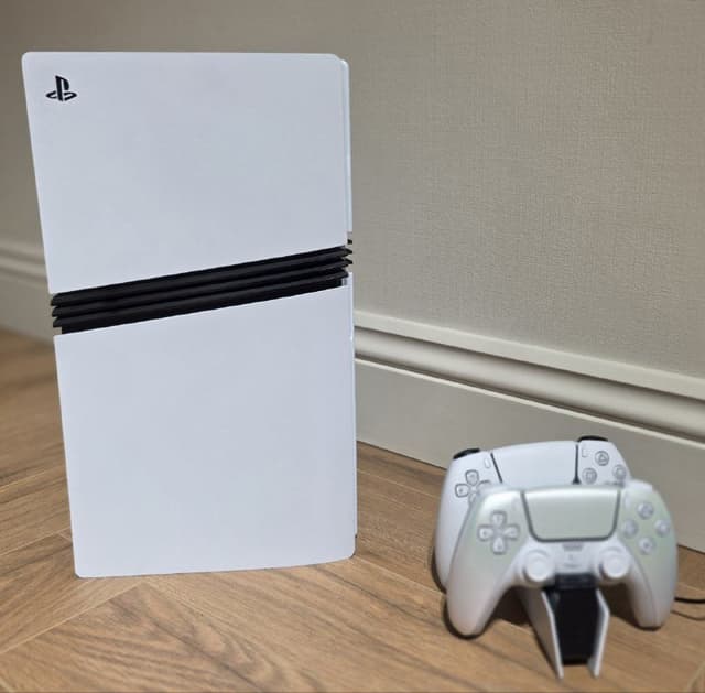 PlayStation 5 Pro, два джойстика, зарядная станция с хабом