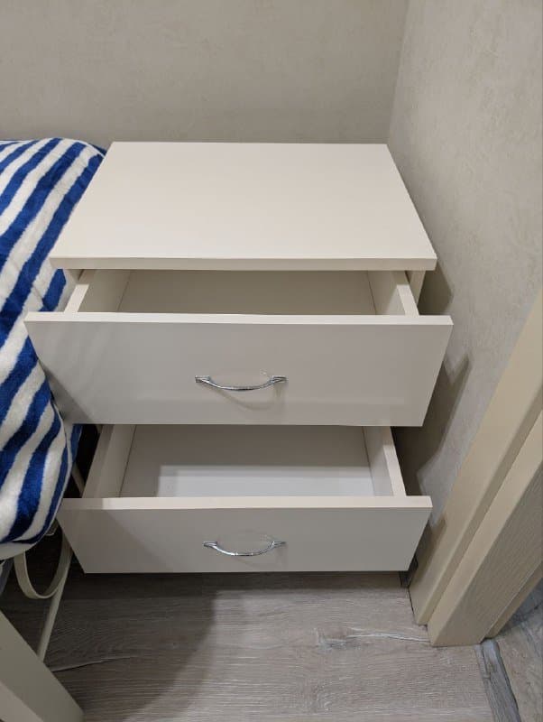 2 комода с зеркалом, прикроватная тумбочка