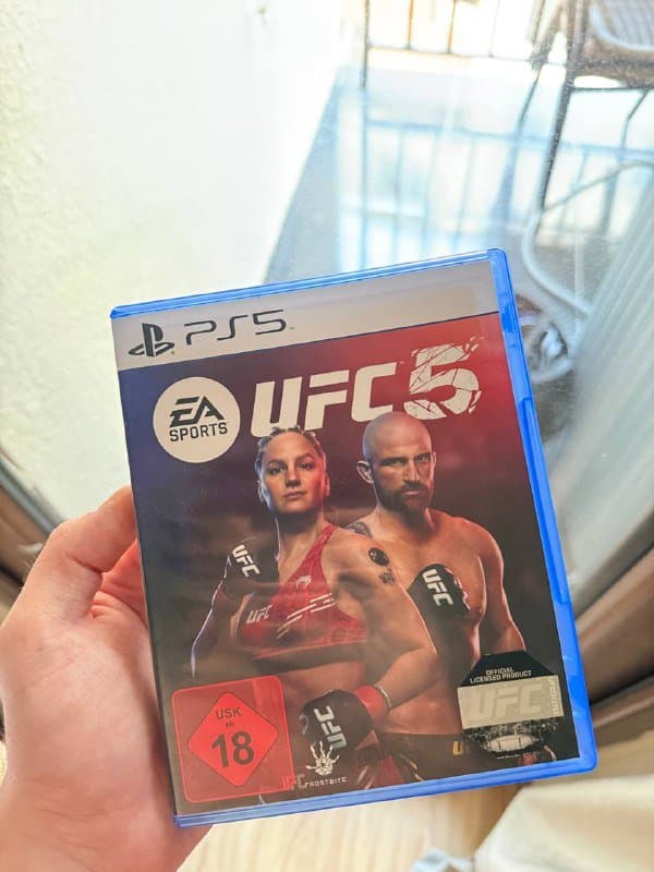 Диск UFC 5 на PS5