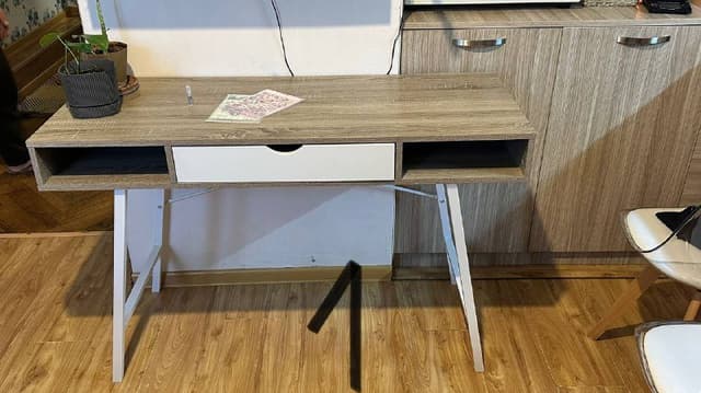 Два письменных стола