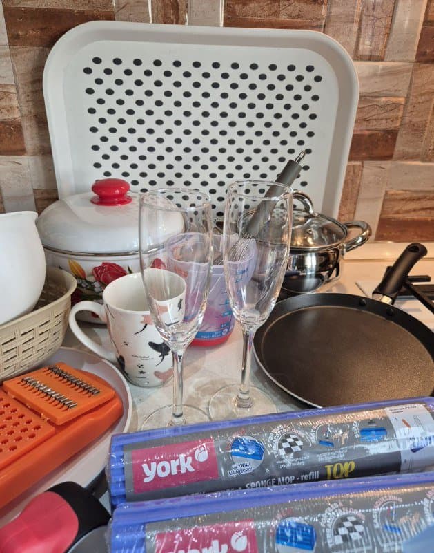 Вещи и посуда для дома: кастрюли, сковорода, венчик, бокалы, поднос, мерный стакан, терка, пластиковые миски, кружка, кассеты для швабры 5