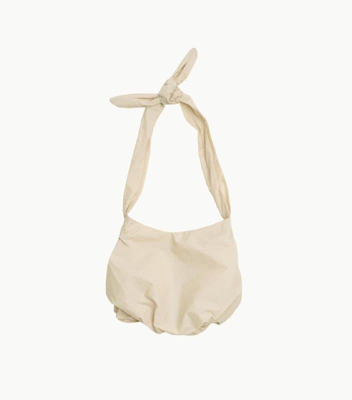 Гирлянда Jysk, бежевая сумка Amomento, тональный крем Glossier 4