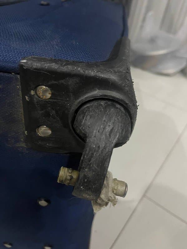 Чемодан размер М с одним поломанным колесом 3