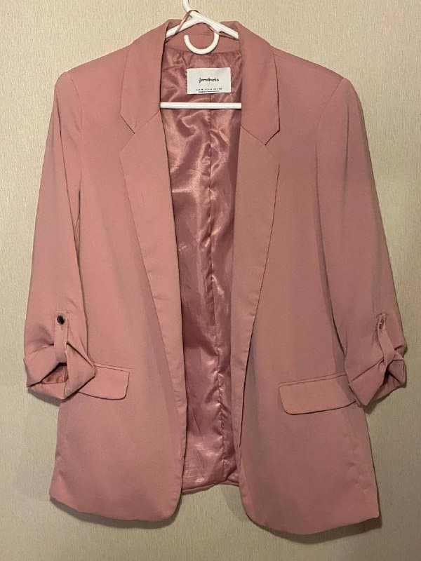 Розовый пиджак, светло-зелёный пуховик, куртка Pull & Bear