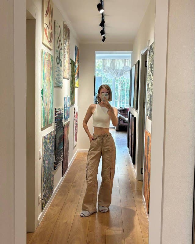 Топ белый, Штаны бежевые, Джинсовый комбинезон, Худи, Рубашка, Блуза, Розовый топ, Укороченная рубашка, Серый кардиган, Серый пиджак 1