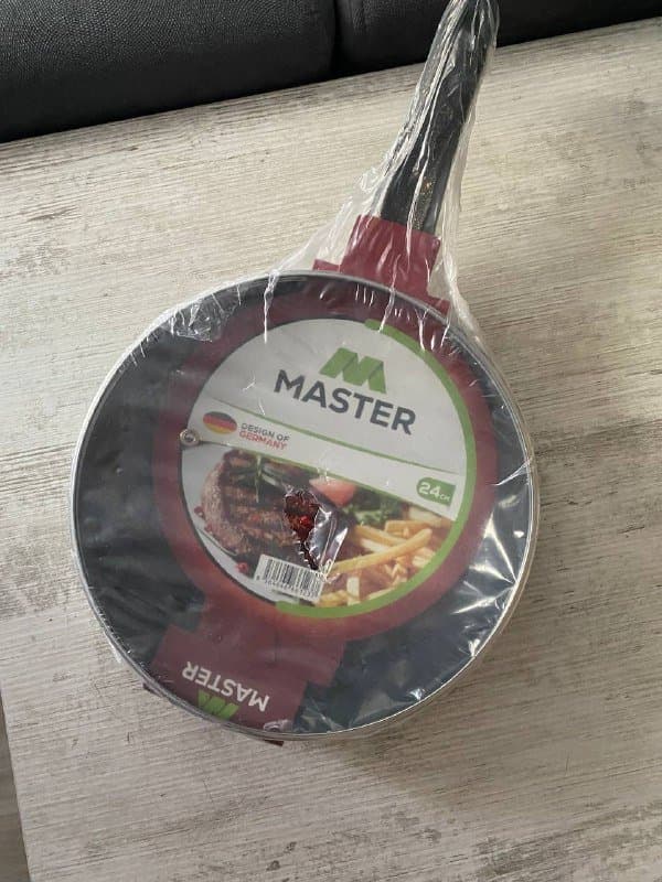 Сковорода с крышкой 24см новая