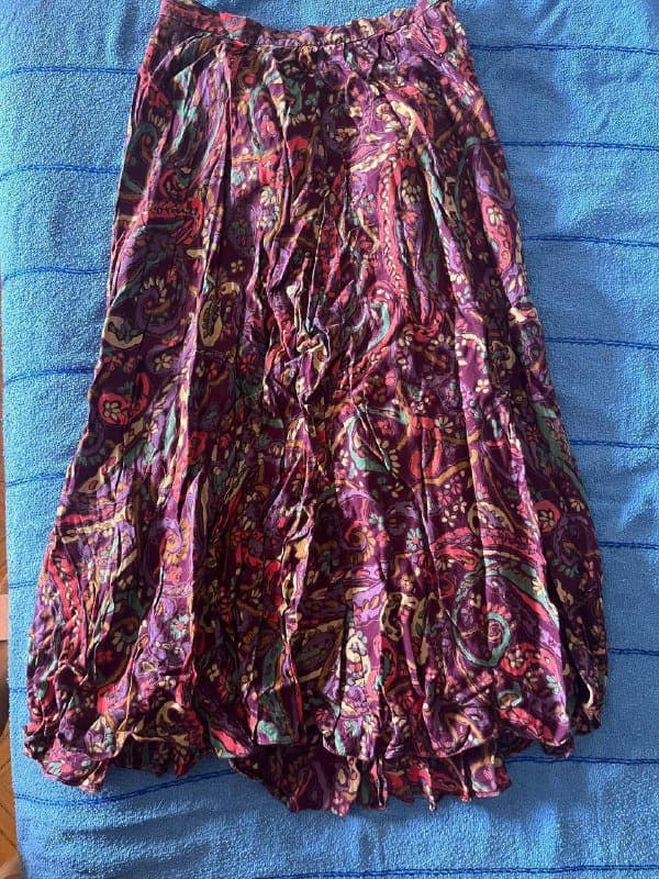 Фиолетовая юбка, юбка с маками, красная рубашка, юбка с цветочками, полосатое платье, черное кружевное платье, короткое черное платье 1