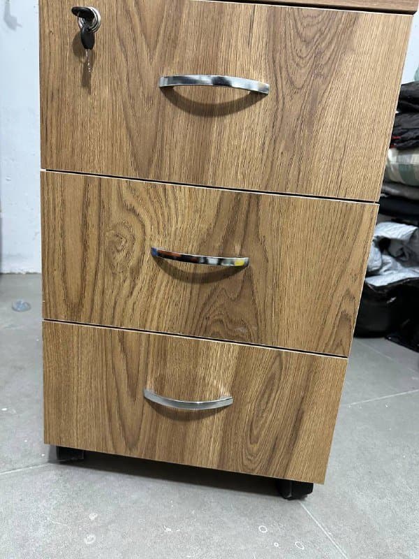 Тумбочка на колесах с тремя выдвижными ящиками 2