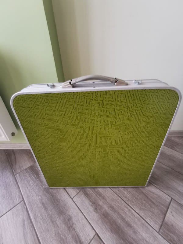 Складной стол и 4 стула, 2 триноги стульчика