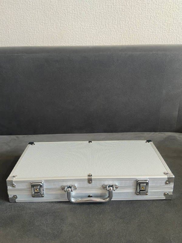 кейс для покера, прозрачное платье, платье с длинным рукавом, ковбойская шляпа, зимняя шапка, зимняя куртка 3