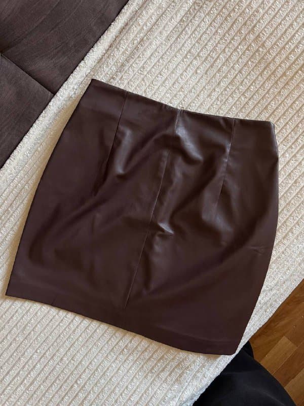 Пиджак серый, кофта бирюзовая, платье кожаное, юбка бордовая 5