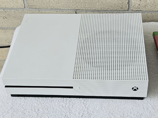 Xbox консоль с контроллером, кабелем питания и HDMI