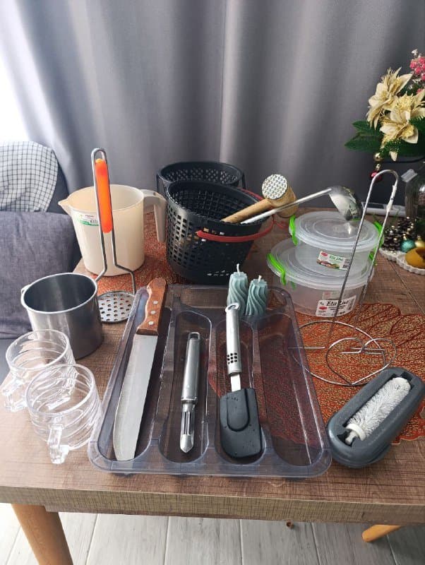 Шубка, сумка, кухонная утварь, простынь, полотенце, шампунь, обогреватель, плед, массажер, щётка, расчески, держатель для телефона, карандаши, свечи 4