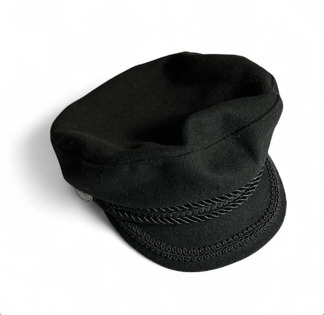 Кепка черная, шапка зеленая, сумка через плечо