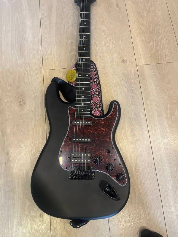 Электрогитара, ремень, чехол, провод 1