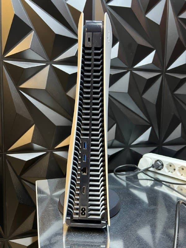 PlayStation 5 с геймпадом и проводами 5